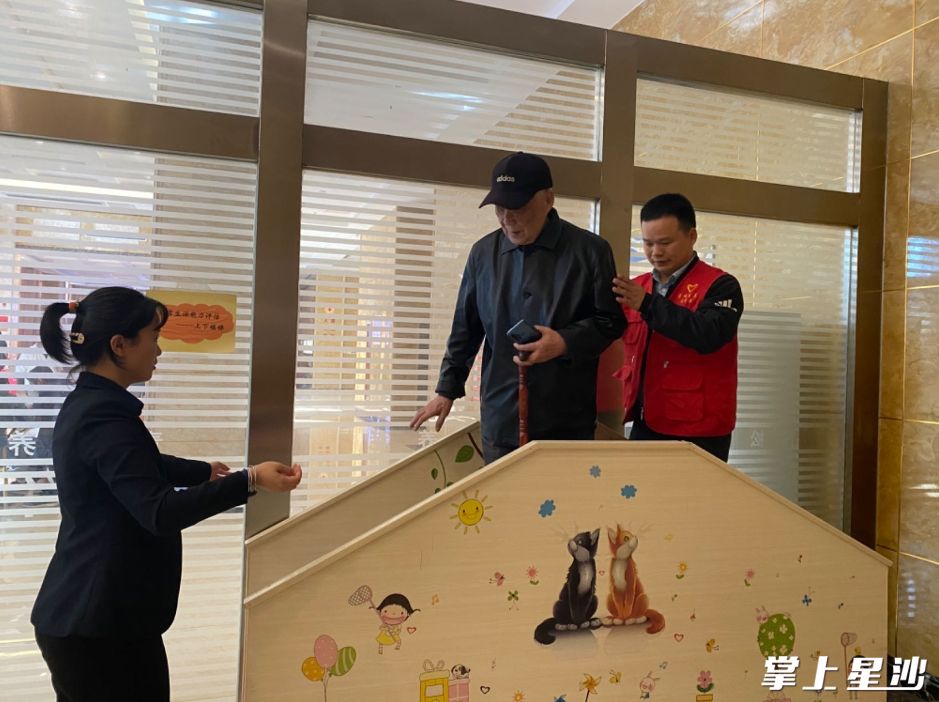 公寓内，党员志愿者在帮助老人进行能力评估。